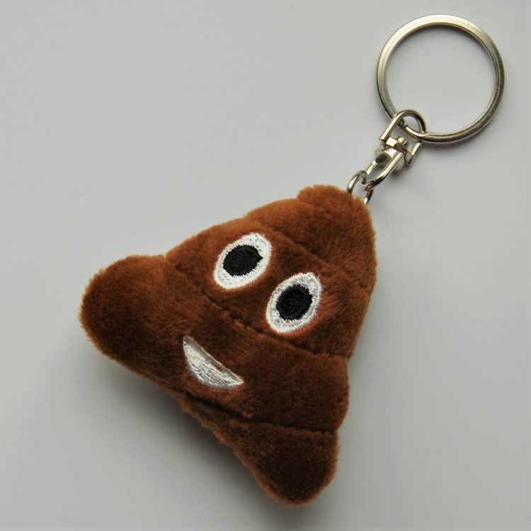 Emojinyckelring som är en bajshög