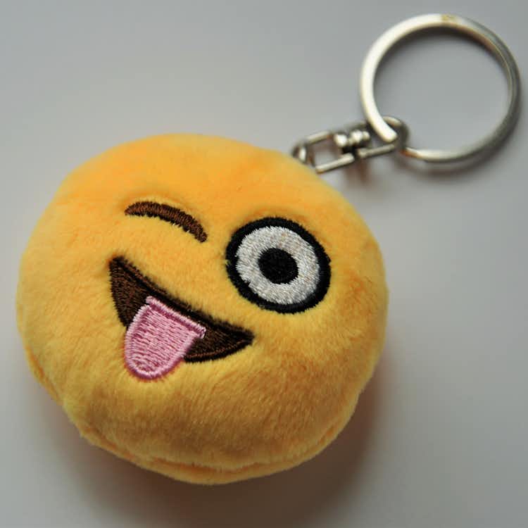 Emojinyckelring som blinkar med tungan ute