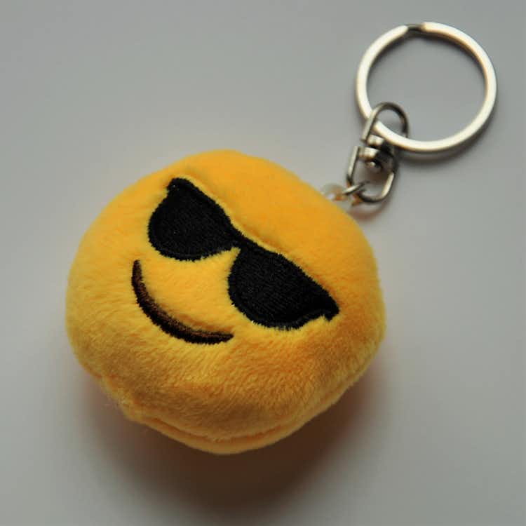 Emojinyckelring som är cool med solglasögon