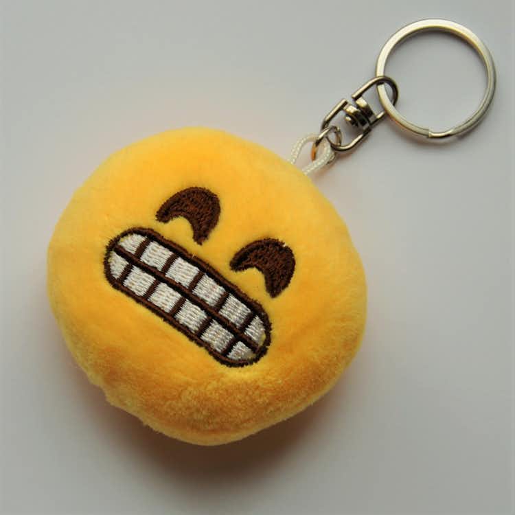 Emojinyckelring som är grimaserande