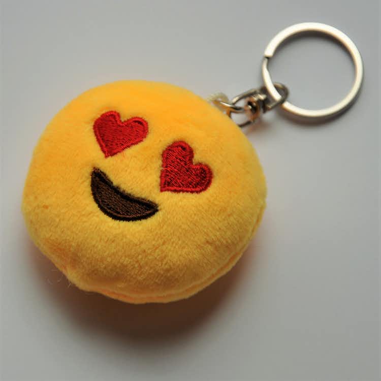 Emojinyckelring med hjärtformade ögon