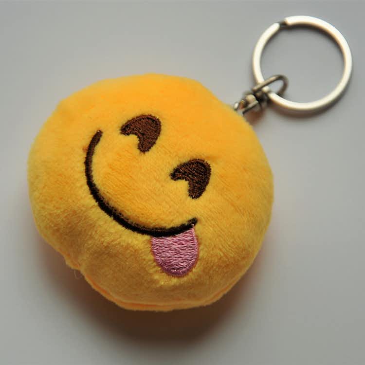 Emojinyckelring som har tungan ute