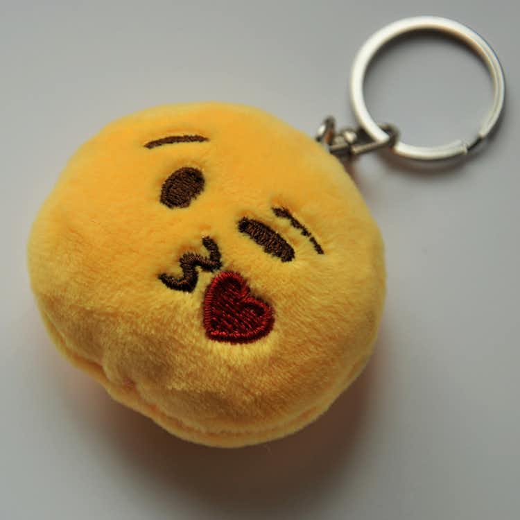 Emojinyckelring som skickar kyss