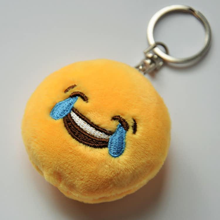 Emojinyckelring med tårar av glädje