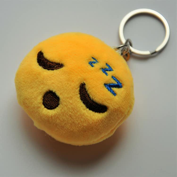 Emojinyckelring som sover och snarkar