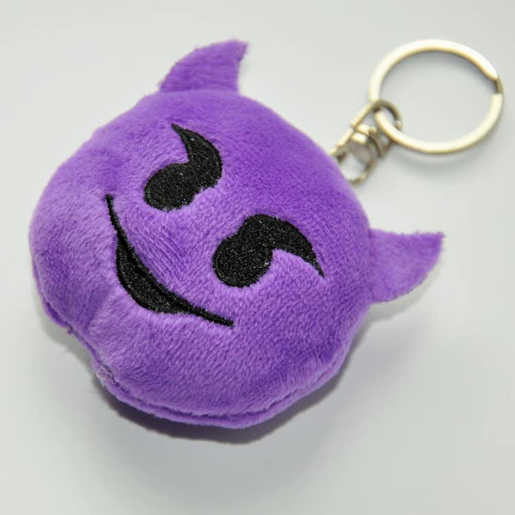Emojinyckelring som är en lila djävul