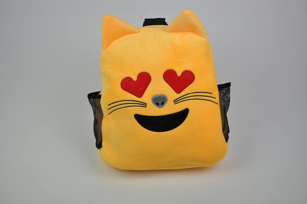 Emojiryggsäcken katt med hjärtformade ögon