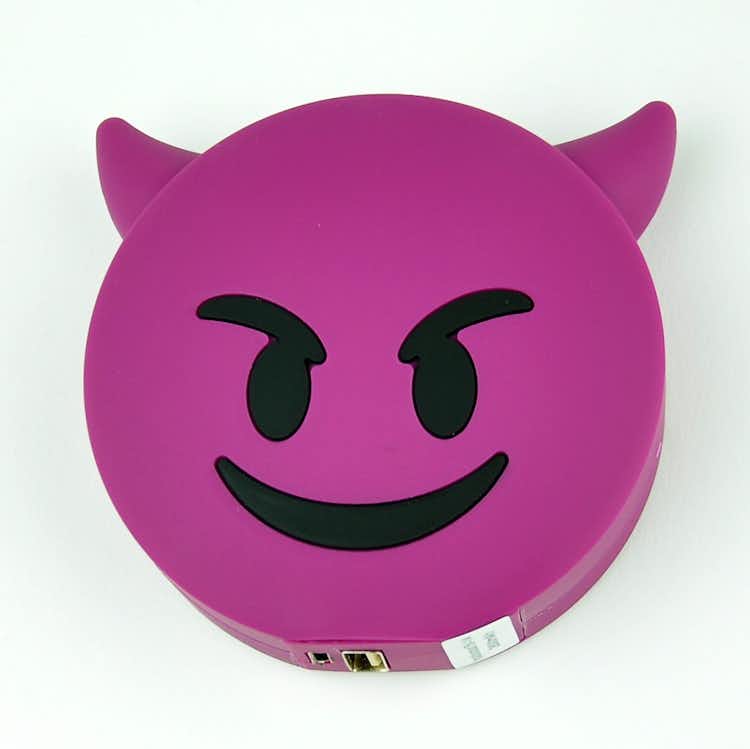 Powerbank som är en lila djävul