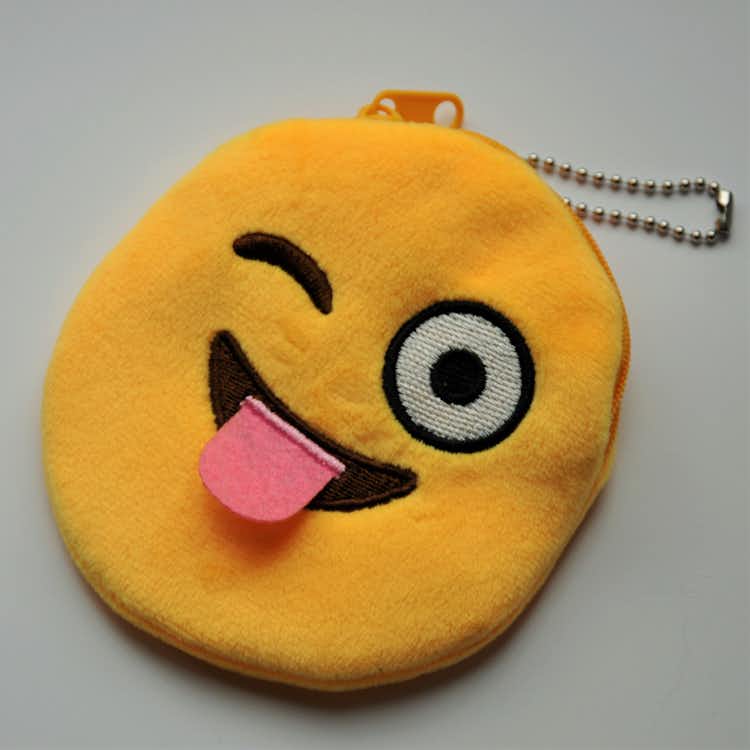 Emojiplånbok som blinkar med tungan ute